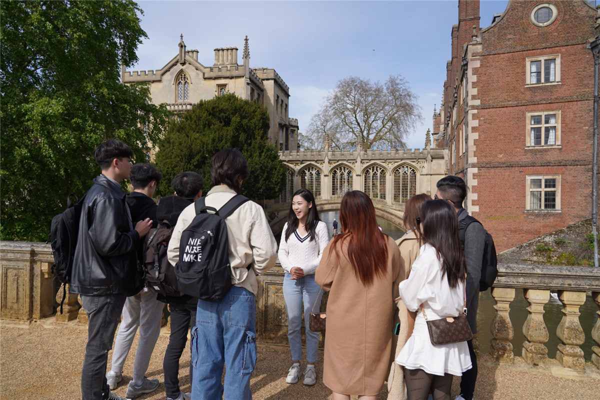 Oxford & Cambridge University Day Tour with Student Guides