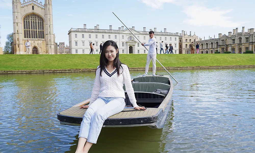 Cambridge Self-Punting Experience on the River Cam